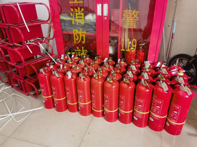 亿博体育官网入口消防安全 华翠社区排查更新灭火器 牢固社区“防火墙”